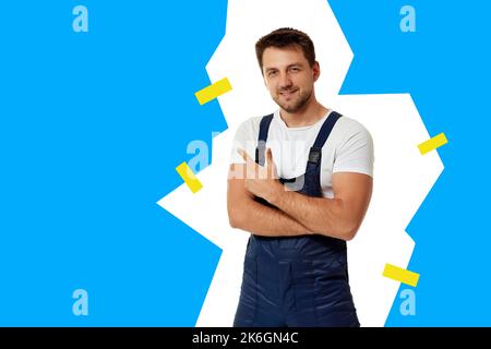 riparatore in tute che punta allo spazio della copia. Foto Stock