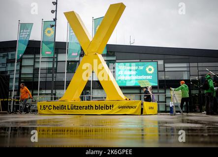 Bonn, Germania. 14th Ott 2022. Attivisti ambientali protestano di fronte alla sede della conferenza federale del partito verde contro il nucleare e la conservazione del villaggio di Lützerath. La conferenza dei delegati federali dura fino al 16.10.2022. Credit: Kay Nietfeld/dpa/Alamy Live News Foto Stock