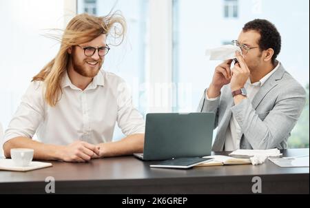 Seriamente, thats appena lordo. un giovane uomo d'affari starnutendo nei suoi colleghi faccia in un ufficio. Foto Stock