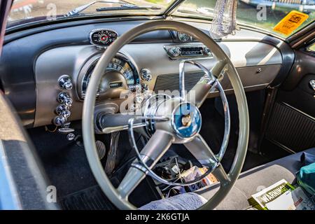 Falcon Heights, Minnesota - 19 giugno 2022: Vista interna di una berlina Deluxe Futuramic Oldsmobile del 1949 ad una fiera automobilistica locale. Foto Stock