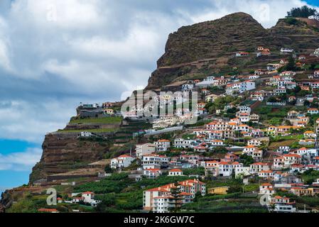 Le case nel villaggio di camara de lobos si estendono fino alla montagna, foto da madeira, portogallo Foto Stock