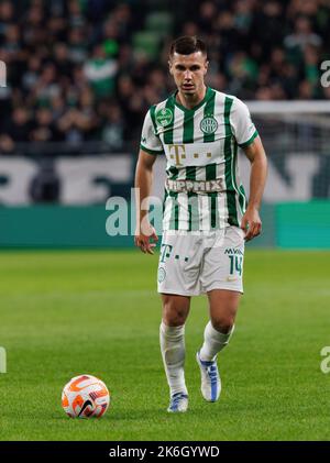 BUDAPEST, UNGHERIA - 9 OTTOBRE: Amer Gojak di Ferencvarosi TC controlla la palla durante la partita della Liga della Banca OTP ungherese tra Ferencvarosi TC e DVSC alla Groupama Arena il 9 ottobre 2022 a Budapest, Ungheria. Foto Stock