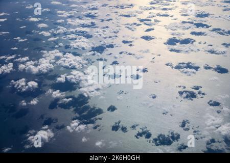 Amsterdam, Paesi Bassi. 10th Ott 2022. Le nuvole gettano la loro ombra sul Mare del Nord tra i Paesi Bassi e la Gran Bretagna. Credit: Jan Woitas/dpa/Alamy Live News Foto Stock