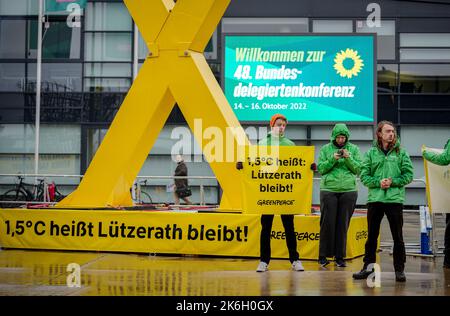 Bonn, Germania. 14th Ott 2022. Gli attivisti ambientali protestano contro l'energia nucleare e per la conservazione del villaggio di Lützerath di fronte alla sede della conferenza federale del Partito Verde. La conferenza dei delegati federali dura fino al 16.10.2022. Credit: Kay Nietfeld/dpa/Alamy Live News Foto Stock