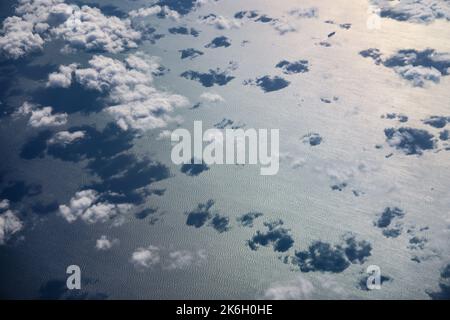 Amsterdam, Paesi Bassi. 10th Ott 2022. Le nuvole gettano la loro ombra sul Mare del Nord tra i Paesi Bassi e la Gran Bretagna. Credit: Jan Woitas/dpa/Alamy Live News Foto Stock