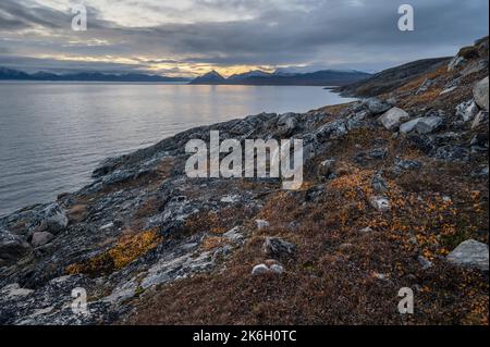 Vista mattutina delle montagne Byam Martin e dell'Oceano Artico a Pond Inlet sull'isola di Baffin Foto Stock