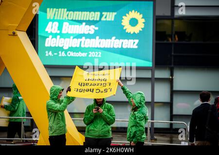 Bonn, Germania. 14th Ott 2022. Gli attivisti ambientali protestano contro l'energia nucleare e la conservazione del villaggio di Lützerath di fronte alla sede della conferenza del partito federale del Partito Verde. La conferenza dei delegati federali dura fino al 16.10.2022. Credit: Kay Nietfeld/dpa/Alamy Live News Foto Stock