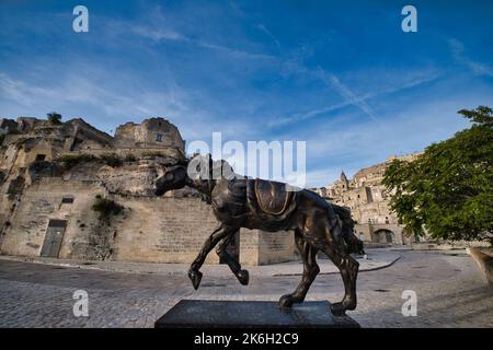 Vista della statua in bronzo del Dalì "cavallo sellato nel tempo" a Matera Foto Stock