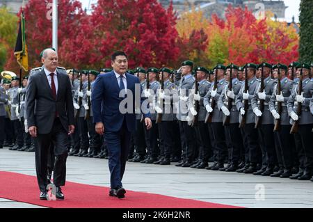 Berlino, Germania. 14th Ott 2022. Luvsannamsrain Oyun-Erdene, primo ministro della Mongolia, è accolto con onori militari dal cancelliere tedesco OLAF Scholz (SPD, l) di fronte alla Cancelleria federale. Credit: Bernd von Jutrczenka/dpa/Alamy Live News Foto Stock