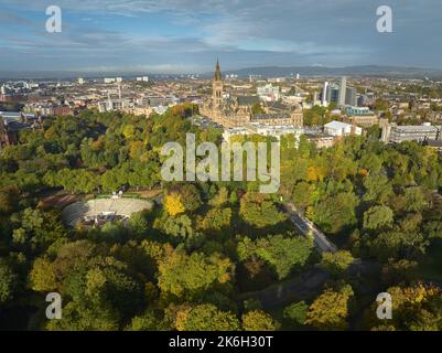 Vista aerea dell'Università di Glasgow con il Bandstand nel Kelvingrove Park in primo piano. Foto Stock