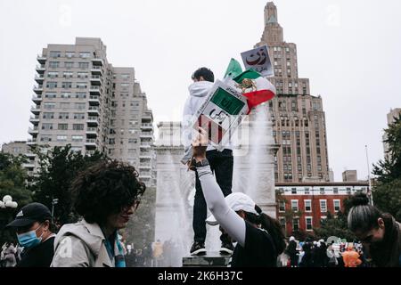 New York, Stati Uniti. 1st Ott 2022. Un sostenitore tiene un segno che legge ''Donna, vita, libertà'' in farsi. Il Washington Square Arch è visto sullo sfondo. Donna, vita, libertà protestano contro il regime islamico estremista dell'Iran tenutosi a New York. Le proteste sono scoppiate dopo la morte di Mahsa Amini nella custodia della cosiddetta polizia morale iraniana. (Credit Image: © Olga Fedorova/SOPA Images via ZUMA Press Wire) Foto Stock
