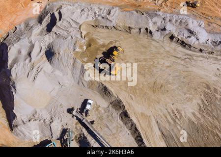 Attrezzatura di frantumazione di pietre panoramiche sul nastro trasportatore meccanico per polverizzare pietre da roccia per la produzione di ghiaia Foto Stock