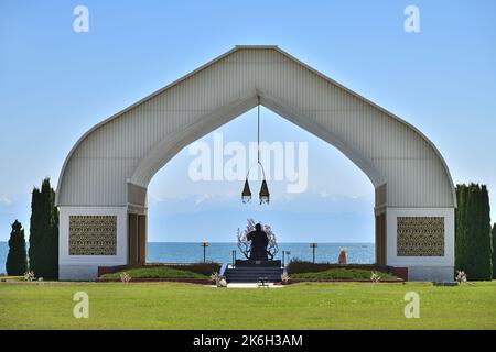 Cholpon-ATA, Kirghizistan - 14 settembre 2022: Complesso culturale Ruh Ordo, che prende il nome dal famoso scrittore Kirghizistan Chinghiz Aitmatov, lago Issyk Kul Foto Stock