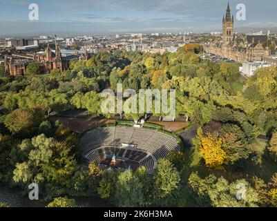 Vista aerea dell'Università di Glasgow con il Bandstand nel Kelvingrove Park in primo piano. Foto Stock