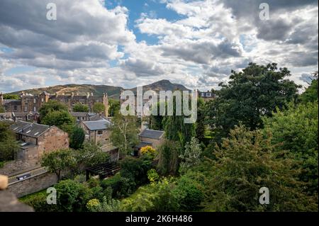 Nuova città di Edimburgo, vista su case, colline e alberi nella parte vecchia della città, Scozia, Regno Unito in estate Foto Stock