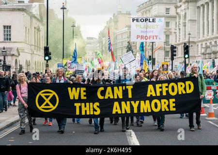 Londra, Regno Unito. 14 Ott 2022. I manifestanti della ribellione di estinzione marciano da Trafalgar Square a Downing Street tramite Whitehall chiedendo al governo di fare di più per affrontare il cambiamento climatico, a Londra, Regno Unito. Credit: Vladimir Morozov/Alamy Live News. Foto Stock