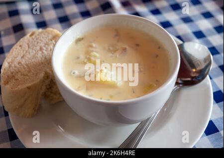 Tradizionale zuppa scozzese di crema bianca, cullen skink a base di pesce paddock affumicato, patate, carote e porro, Scozia Foto Stock