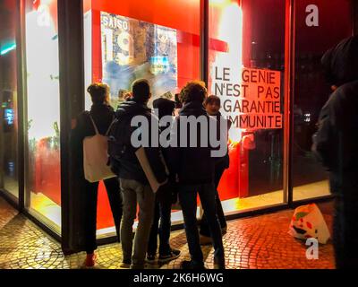 Montreuil, Francia, Gruppo femminista, Arte di strada, Poster con slogan, Feminiciides, on Wall, Parigi Suburbs Foto Stock