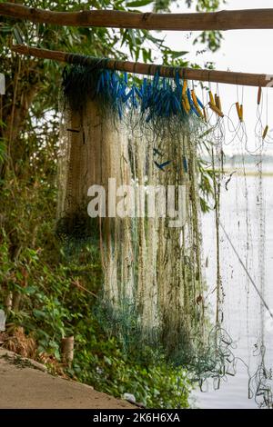 Primo piano di reti da pesca che asciugano dal fiume Foto Stock