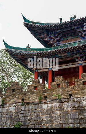 Paesaggi di montagna e antichi edifici cinesi a Guilin, Guangxi, Cina Foto Stock