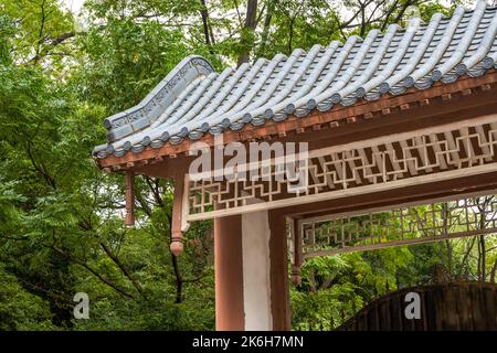 Paesaggi di montagna e antichi edifici cinesi a Guilin, Guangxi, Cina Foto Stock