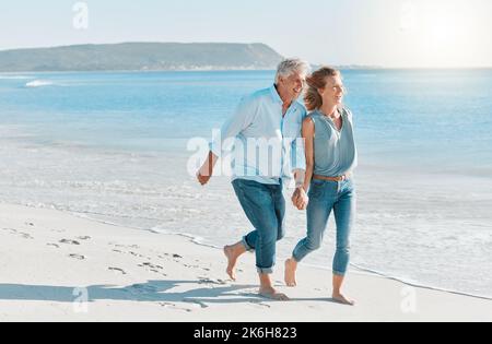 Ovunque tu vada, vai con tutto il cuore. una coppia matura che trascorre del tempo insieme in spiaggia. Foto Stock