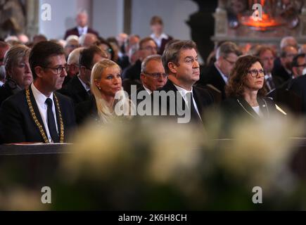 Baviera, Würzburg: 14 ottobre 2022, Christian Schuchardt (CDU, l-r), sindaco di Würzburg, Karin Baumüller-Söder, Markus Söder (CSU), Premier bavarese, e Ilse Aigner (CSU), presidente del parlamento di Stato bavarese, siedono nella cattedrale durante una cerimonia funeraria per l'ex presidente del parlamento di Stato bavarese Barbara Stamm (CSU). Foto: Karl-Josef Hildenbrand/dpa Pool/dpa Foto Stock