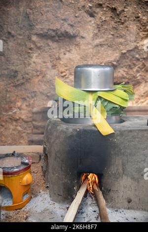 Le stufe a combustibile efficiente, come quella vista qui nel distretto del Kasese, Uganda, usano meno legna da ardere e sono più sane perché generano meno fumo. Foto Stock