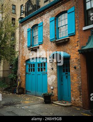 Bella casa in mattoni con porte blu, su Hunts Lane a Brooklyn Heights, Brooklyn, New York Foto Stock