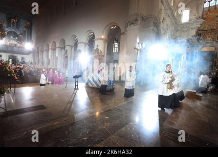 Baviera, Würzburg: 14 ottobre 2022, la bara dell'ex presidente del parlamento dello Stato bavarese Barbara Stamm (CSU) viene allestita nella cattedrale durante un atto di lutto. Foto: Karl-Josef Hildenbrand/dpa Pool/dpa Foto Stock