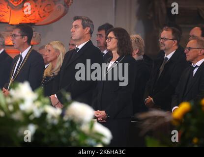 Baviera, Würzburg: 14 ottobre 2022, Christian Schuchardt (CDU, l-r), sindaco di Würzburg, Karin Baumüller-Söder, Markus Söder (CSU), Premier bavarese, e Ilse Aigner (CSU), presidente del parlamento di Stato bavarese, si trovano nella cattedrale durante una cerimonia funeraria per l'ex presidente del parlamento di Stato bavarese Barbara Stamm (CSU). Foto: Karl-Josef Hildenbrand/dpa Pool/dpa Foto Stock