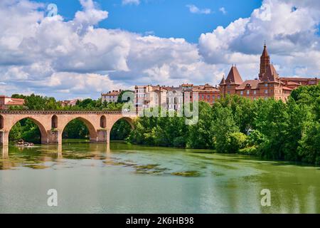 Montauban (Francia sud-occidentale): Panoramica della città e del "Pont Vieux" (Ponte Vecchio) sul fiume Tarn Foto Stock