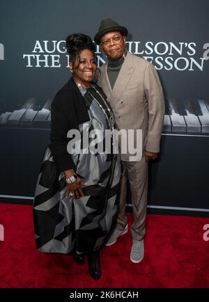 New York, Stati Uniti. 13th Ott 2022. Latanya Richardson Jackson e Samuel Jackson assistono alla notte di apertura della rinascita di August Wilson's The piano Lesson at Ethel Barrymore Theatre (Foto di Lev Radin/Pacific Press) Credit: Pacific Press Media Production Corp./Alamy Live News Foto Stock