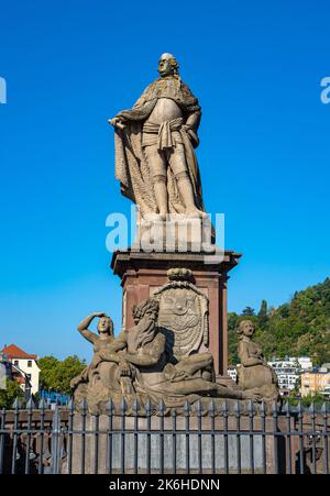 La scultura di Elettore Carl Theodor sui vecchi ponti di Heidelberg. Baden Wuerttemberg, Germania, Europa Foto Stock