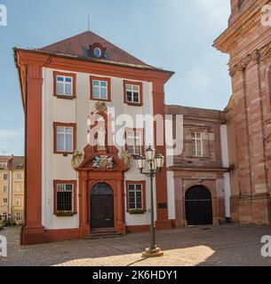 Il portale d'ingresso all'ex collegio gesuita nell'ala nord con il suo design barocco. Baden Wuerttemberg, Germania, Europa, Europa Foto Stock