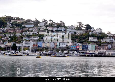 Case lungo il dardo del fiume a Dartmouth, Devon, Regno Unito Foto Stock