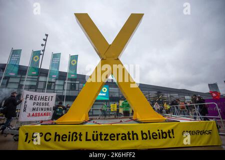 Bonn, Germania. 14th Ott 2022. Attivisti ambientali protestano di fronte alla sede della conferenza federale del partito verde contro il nucleare e la conservazione del villaggio di Lützerath. La conferenza dei delegati federali dura fino al 16.10.2022. Credit: Thomas Banneyer/dpa/Alamy Live News Foto Stock