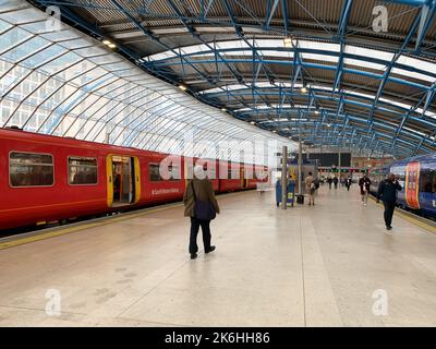 Londra, Regno Unito. 12th ottobre 2022. Piattaforme alla stazione di Waterloo a Londra. Al momento non sono previsti ulteriori scioperi ferroviari nazionali, tuttavia i treni delle East Midlands Railway subiranno un impatto sugli scioperi il 17th e 18th ottobre 2022. Credito: Maureen McLean/Alamy Foto Stock