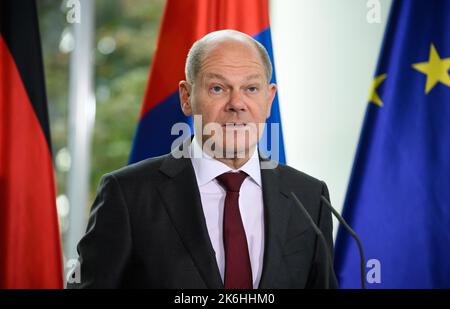 Berlino, Germania. 14th Ott 2022. Il cancelliere tedesco OLAF Scholz (DOCUP) fa le sue osservazioni in occasione di una conferenza stampa con il primo ministro della Mongolia Oyun-Erdene dopo i colloqui presso l'ufficio del cancelliere. Credit: Bernd von Jutrczenka/dpa/Alamy Live News Foto Stock