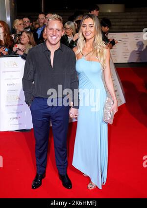 Jamie Laing e Sophie Habboo partecipano ai National Television Awards 2022 che si tengono all'OVO Arena Wembley di Londra. Data immagine: Giovedì 13 ottobre 2022. Foto Stock