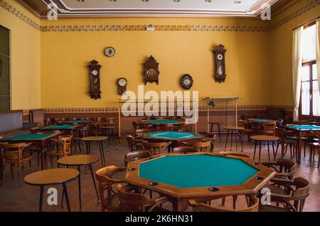 All'interno del casinò di Huesca, tavoli con antichi tappetini da tavolo Foto Stock