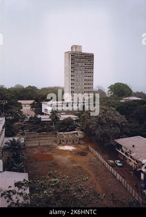 Conakry - Chancery Office Building - 1988, fotografie degli Stati Uniti relative ad ambasciate, consolati e altri edifici d'oltremare Foto Stock