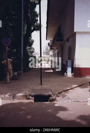 Conakry - Chancery Office Building - 1988, fotografie degli Stati Uniti relative ad ambasciate, consolati e altri edifici d'oltremare Foto Stock