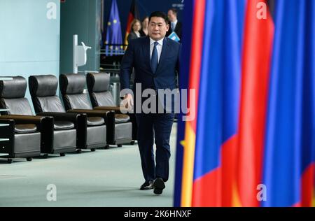 Berlino, Germania. 14th Ott 2022. Luvsannamsrain Oyun-Erdene, primo ministro della Mongolia, arriva per una conferenza stampa con il cancelliere Scholz dopo i colloqui presso l'ufficio del cancelliere. Credit: Bernd von Jutrczenka/dpa/Alamy Live News Foto Stock