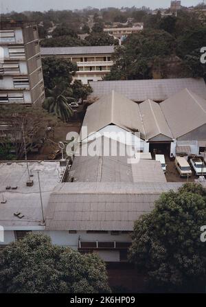 Conakry - Chancery Office Building - 1988, fotografie degli Stati Uniti relative ad ambasciate, consolati e altri edifici d'oltremare Foto Stock