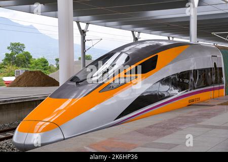 (221014) -- JAKARTA, 14 ottobre 2022 (Xinhua) -- Un treno d'ispezione completo dei parchi della ferrovia ad alta velocità (HSR) di Jakarta-Bandung alla stazione di Tegalluar a Bandung, Giava Occidentale, Indonesia, 13 ottobre 2022. Il treno d'ispezione e un treno elettrico passeggeri ad alta velocità arrivarono nel porto di Tanjung Priok il 1 settembre. Il loro arrivo simboleggia un'altra pietra miliare per la costruzione del Jakarta-Bandung HSR. (Xinhua/Xu Qin) Foto Stock