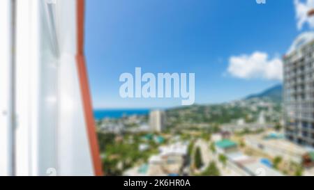 Vista astratta sul mare sfocata con cielo chiaro e sfocato, vista dall'alto piano della lussuosa terrazza della camera d'albergo. Sfondo sfocato di bella piscina all'aperto Foto Stock