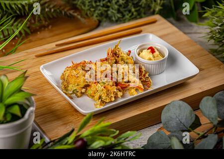 Bakwan abbrustolito di cavoli e carote, in pastella e fritto in olio da cucina Foto Stock