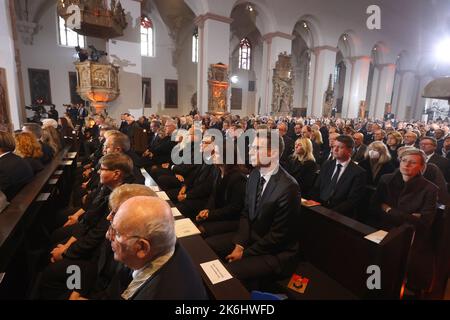 14 ottobre 2022, Baviera, Würzburg: I membri del gabinetto bavarese siedono nella cattedrale durante una cerimonia funeraria per il defunto ex presidente del parlamento bavarese Barbara Stamm. Foto: Karl-Josef Hildenbrand/dpa Pool/dpa Foto Stock