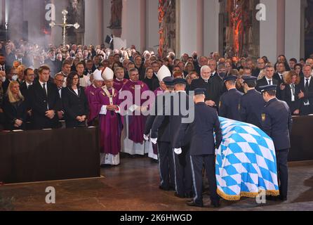 14 ottobre 2022, Baviera, Würzburg: La bara del defunto ex presidente del Parlamento di Stato bavarese Barbara Stamm viene effettuata della cattedrale dopo l'atto funebre. Foto: Karl-Josef Hildenbrand/dpa Pool/dpa Foto Stock